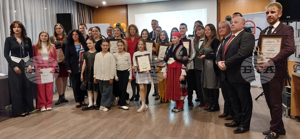 VP Iotova Attends Amateur Art Annual Awards