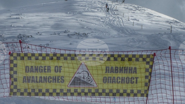 Лавинната опасност в планините остава висока и днес, съобщиха от Планинската спасителна служба на БЧК