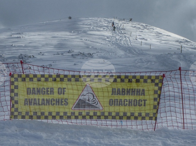 Лавинната опасност в планините остава висока и днес, съобщиха от Планинската спасителна служба на БЧК