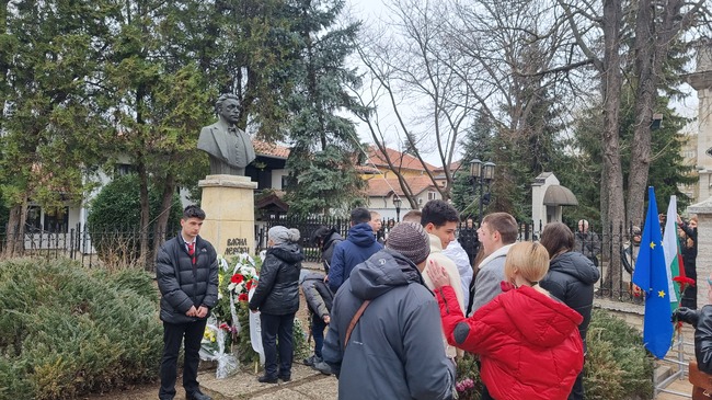 С панихида и поднасяне на венци и цветя Добрич отбеляза 151 години от обесването на Васил Левски