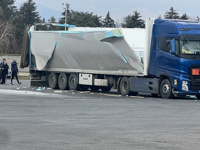 Извършва се претоварна операция на автомобила, който се взриви вчера на паркинга на митницата в Казанлък