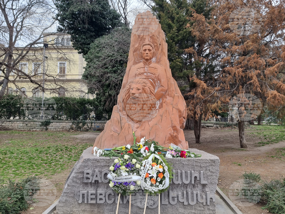 Варна - храм „Св. Архангел Михаил“ - заупокойна молитва за Левски