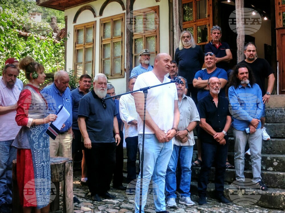 В Жеравна бе открита колективна изложба от поредицата „Приятели“ на мецената и творец Руси Куртлаков