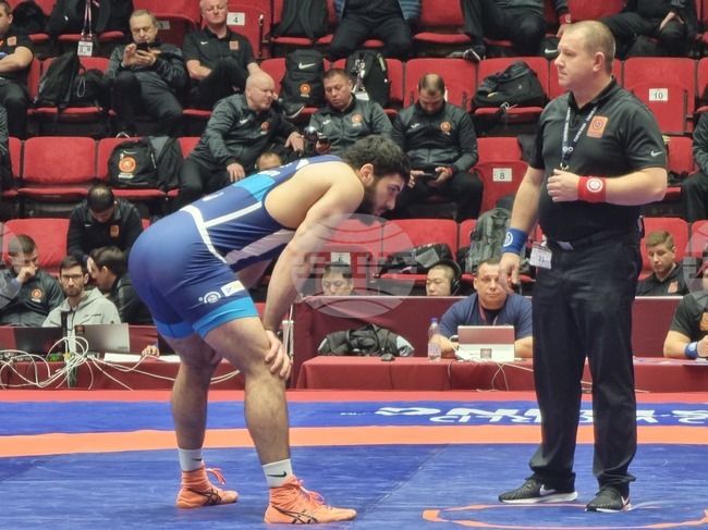 Ален Хубулов отпадна на полуфиналите на 125 кг свободен стил и ще се бори за бронз на ранкинг сериите в Будапеща, Георги Иванов загуби кръг по-рано