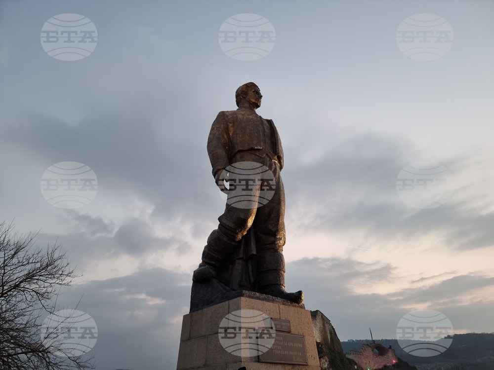 Възпоменателните събития по повод 151 години от гибелта на Васил Левски продължават и днес с възстановка, гражданско поклонение и факелно шествие