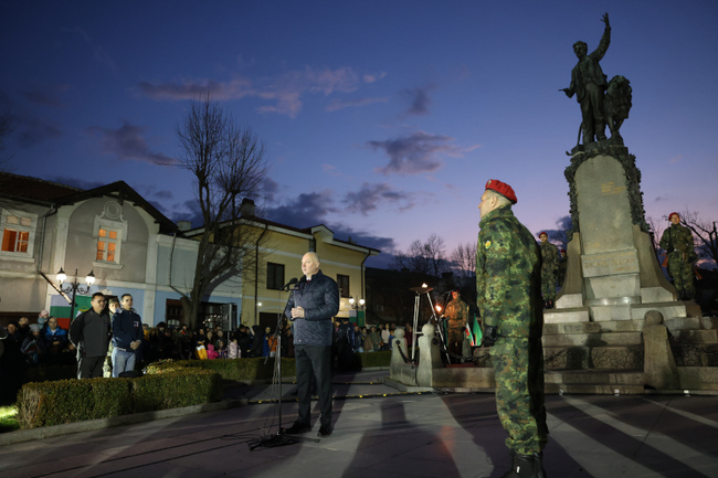 НС: Левски надживява своето време, принципите и идеалите на Апостола много повече подхождат на съвременното разбиране за демокрация, заяви председателят на парламента Росен Желязков на церемонията в Карлово по повод 151 години от гибелта на Апостола