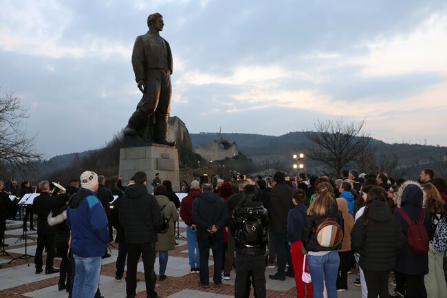 Община Ловеч: С военен ритуал и гражданско поклонение Ловеч отбеляза тържествено 151-годишнината от гибелта на Апостола