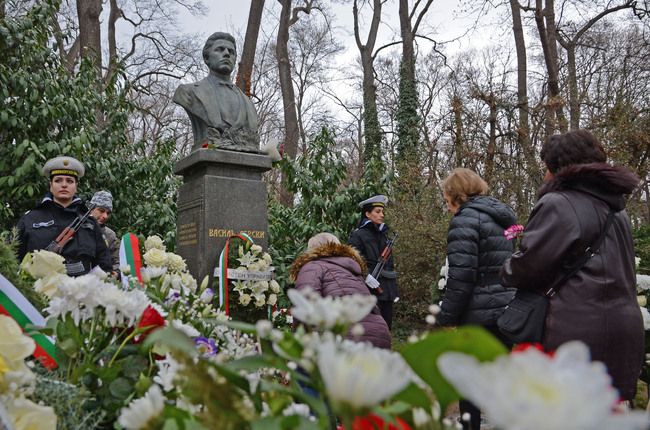 Община Варна: Заместник-кметовете Павел Попов и Илия Коев почетоха паметта на Апостола на Свободата