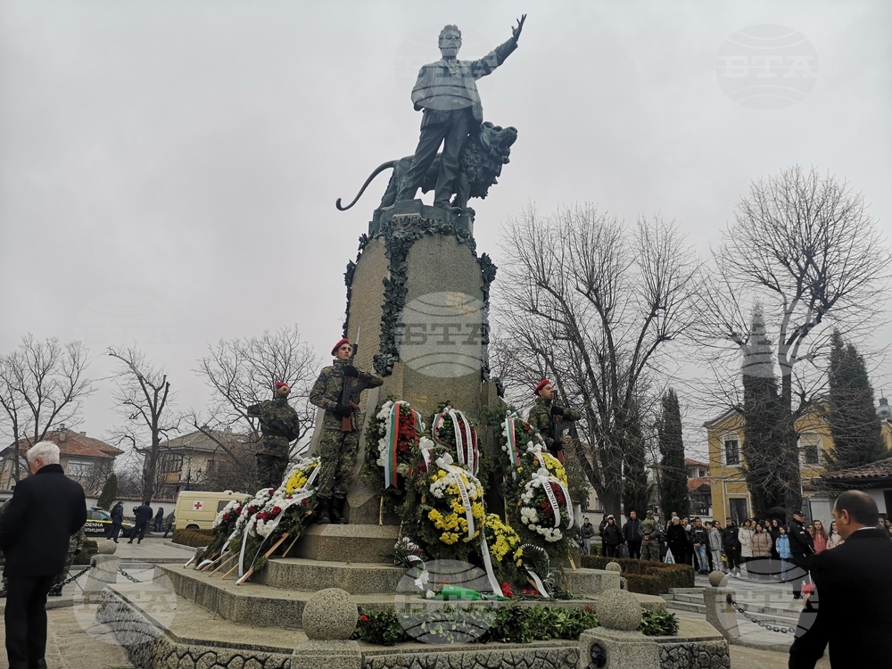 С панихида в памет на Васил Левски, възпоменателно митинг-поклонение и изложба продължават и днес в Карлово проявите по повод годишнината от гибелта му