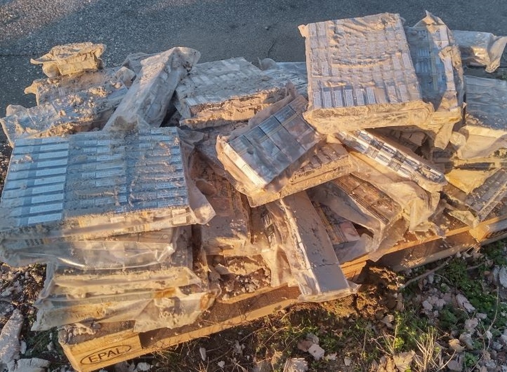 Агенция „Митници“: Близо 224 000 къса цигари, скрити в метални кофи, задържаха митническите служители в района на Дунав мост при Видин