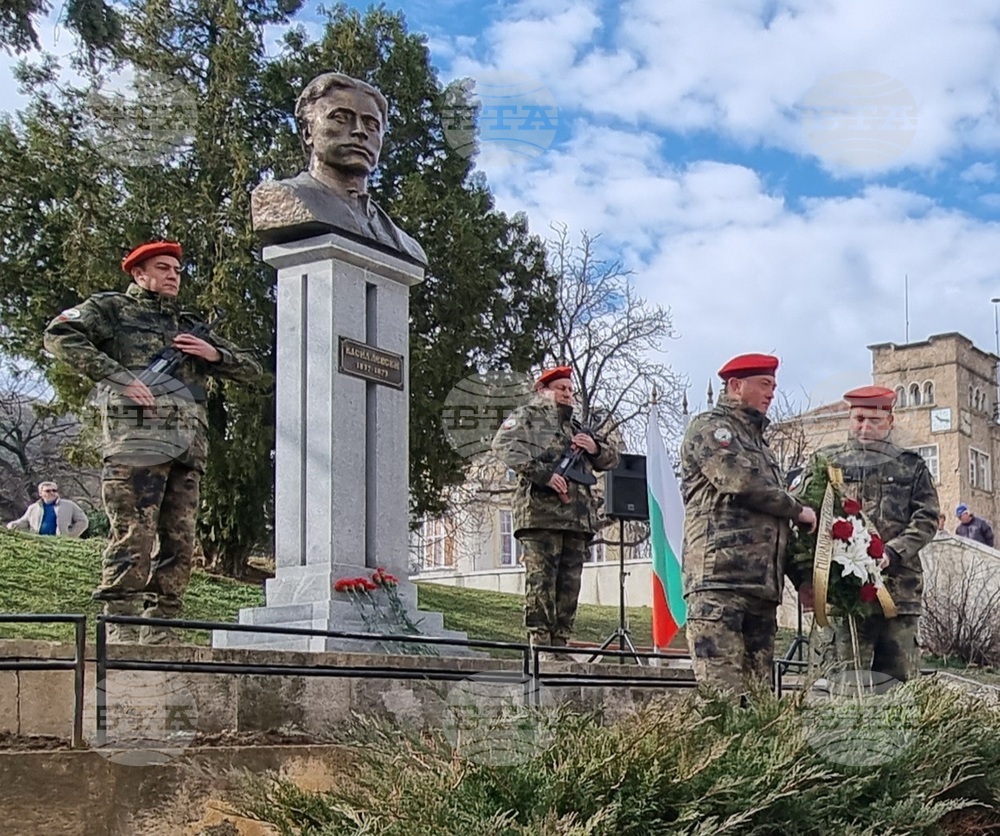Шуменци отбелязаха 151 години от гибелта на Васил Левски с възпоменателна церемония пред паметника му в града
