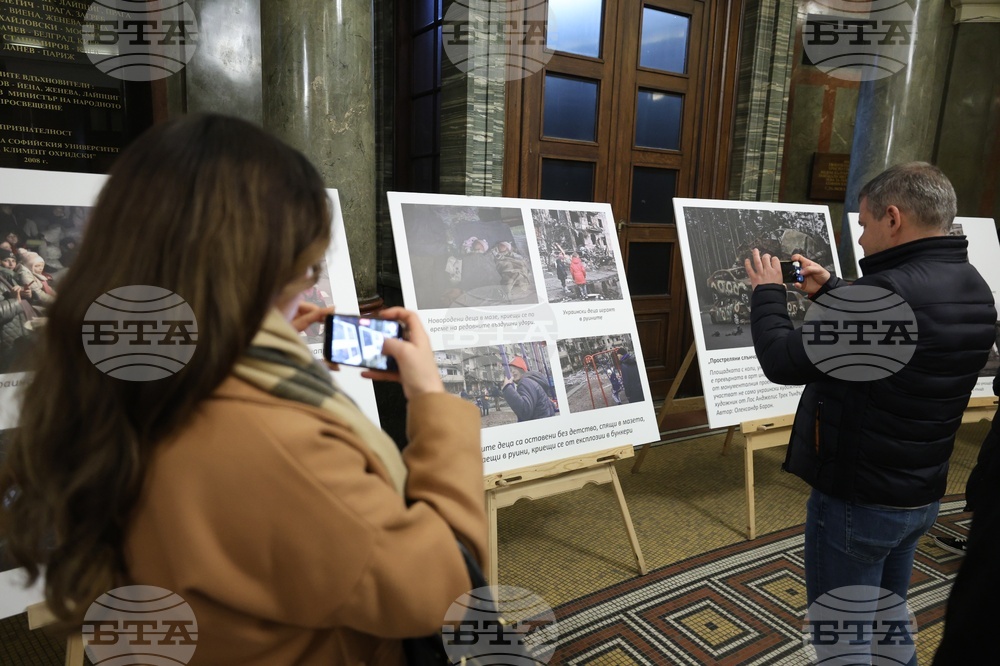 Изложба - "Солидарни с Украйна! Ужасът на войната срещу Украйна в снимки и детски рисунки"