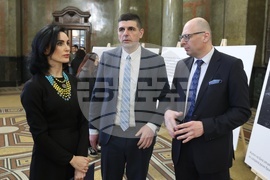 Изложба - "Солидарни с Украйна! Ужасът на войната срещу Украйна в снимки и детски рисунки"