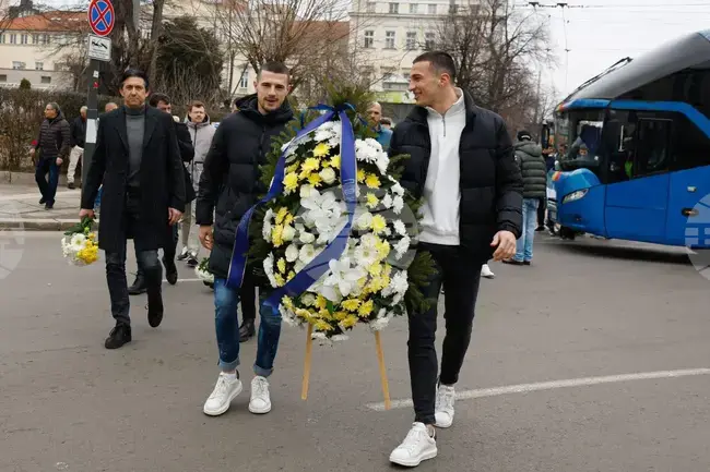 Ръководството, треньорите и играчите на Левски ще поднесат цветя и венци на паметника на Васил Левски в сряда