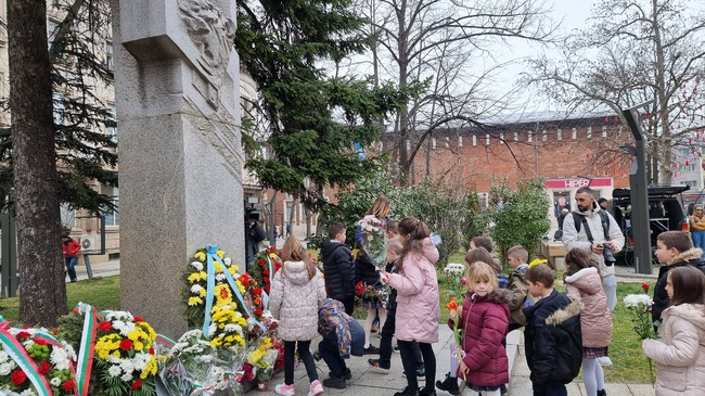 Враца се поклони пред паметника на Апостола
