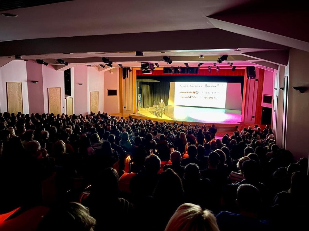 Моноспектакълът „БУМ – БУМ: Еволюция на престъпното мислене“ на Михаил Билалов ще бъде изигран два пъти в Осло през тази седмица