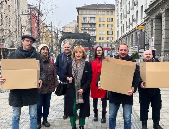 Изправи се България: Манолова внесе три кашона с документи по колективните искове срещу трите мобилни оператора