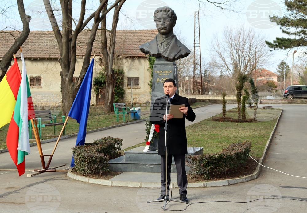 С едноминутно мълчание и поднасяне на венци и цветя почетоха паметта на Васил Левски в Генерал Тошево