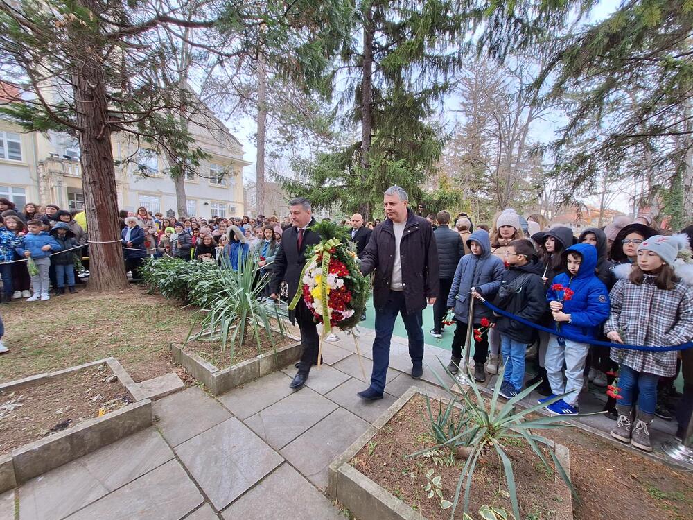ОА Разград: Владимир Димитров поднесе венец пред паметника на Васил Левски по повод 151 години от гибелта му