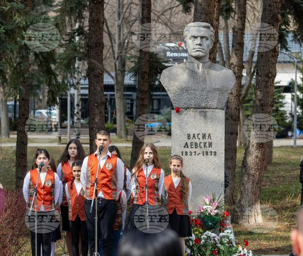 Перничани почетоха паметта на Васил Левски на паметника на Апостола на свободата в центъра на града