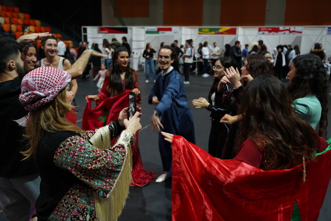 АУБ: С танцова стъпка и с вкусни ястия студенти насърчават към разбирателство