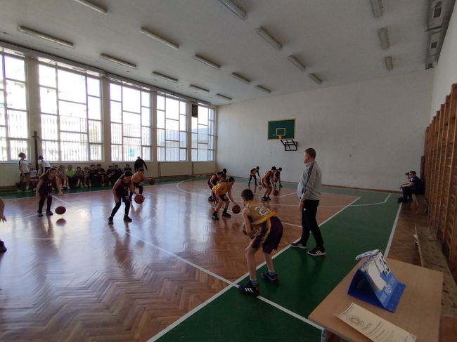 Нови физкултурни салони и спортни площадки ще бъдат изградени в близо 500 училища по програма на МОН