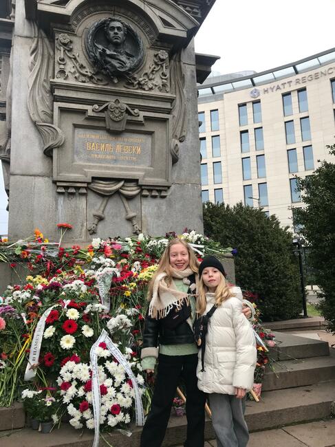 Възпитанички на училище “Кирил и Методий” в Париж отдадоха почит на Левски пред паметника му в София