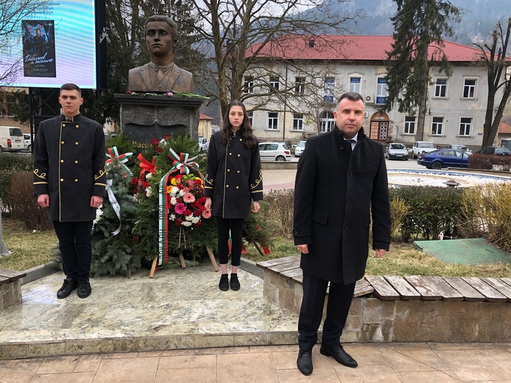 ОА Смолян: Смолян отдава почит към Апостола на Свободата