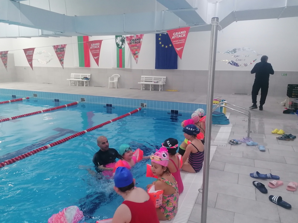 Община Сливен: 317 деца и младежи се записаха за безплатните тренировки по плуване за начинаещи