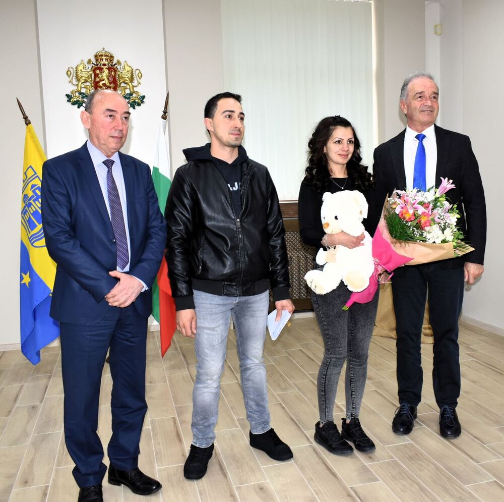 Община Асеновград: Кметът на Асеновград поднесе дарове на първото бебе за 2024 г.