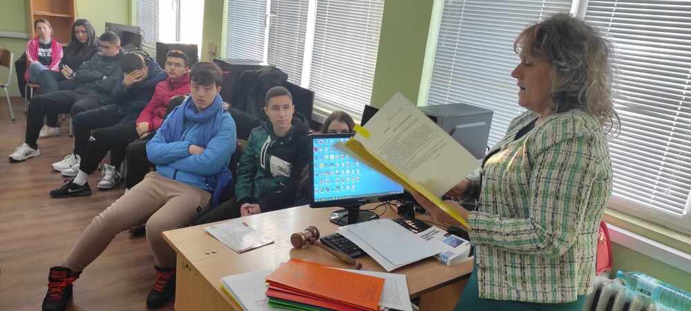 Окръжен съд – Търговище: Съдия Мариана Иванова се срещна с деветокласници от ПГИИ „Джон Атанасов”