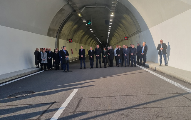 С официална церемония днес беше пуснато движението по най-дългия пътен тунел в страната
