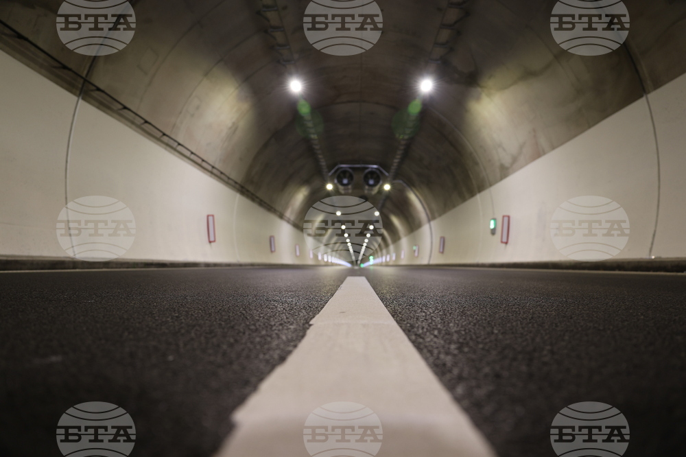 От днес до 21 август движението на АМ „Струма“ в посока Благоевград ще се извършва поетапно в активната лента