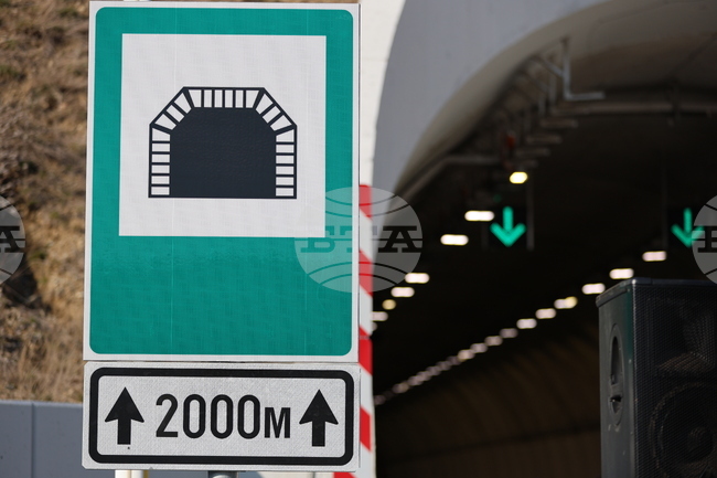 Движението в тунел "Железница" на АМ "Струма" в посока Кулата се пропуска поетапно заради интензивен трафик, съобщи АПИ 