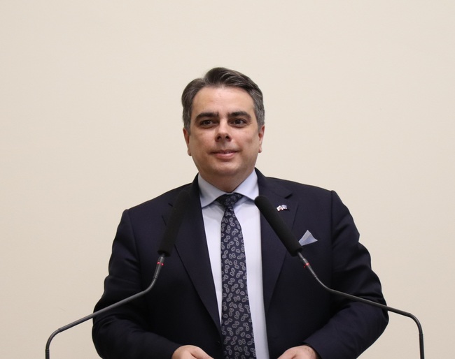 Министър Асен Василев: Събрани са 685 млн. лв. повече данъци, мита и осигуровки