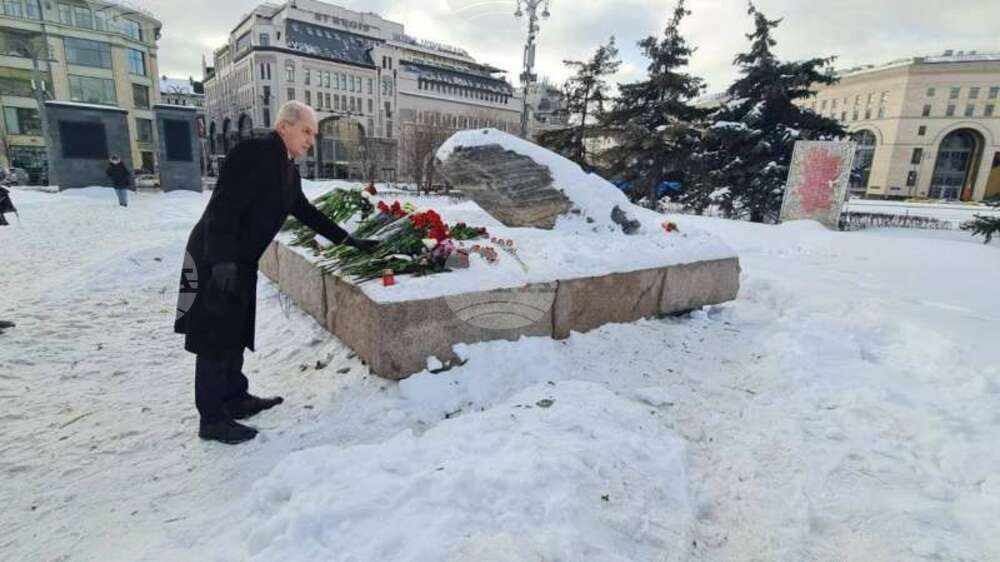 Посланикът на Румъния в Москва положи цветя на Соловецкия камък в памет на Алексей Навални