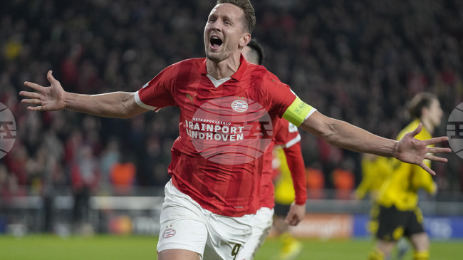 Нидерландският нападател Люк де Йонг бе представен като играч на Порто