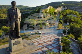 Ловеч - Васил Левски - паметник 
