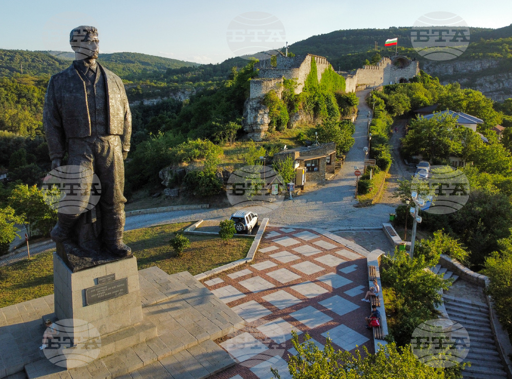 Ловеч - Васил Левски - паметник 