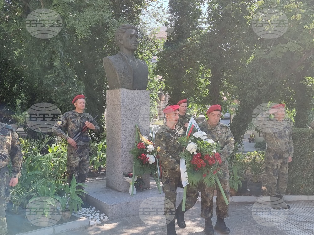 С военни почести в Хасково бе отбелязана годишнината от рождението на Апостола