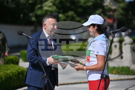 Карлово - поход - "По стъпките на Апостола"- посрещане На снимката: Емил Кабаиванов, кмет на община Карлово и д-р Галина Цветкова, ръководител на похода  Снимка: Боян Ботев