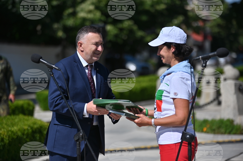 Карлово - поход - "По стъпките на Апостола"- посрещане На снимката: Емил Кабаиванов, кмет на община Карлово и д-р Галина Цветкова, ръководител на похода  Снимка: Боян Ботев