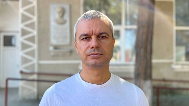 Възраждане: Костадинов се поклони пред барелеф на Апостола в Румъния 