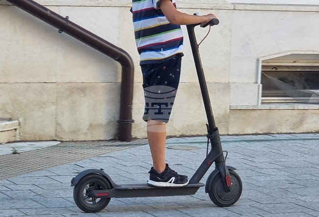 Дете, карало тротинетка и пресичало неправилно, е блъснато на столичната улица „Витоша“