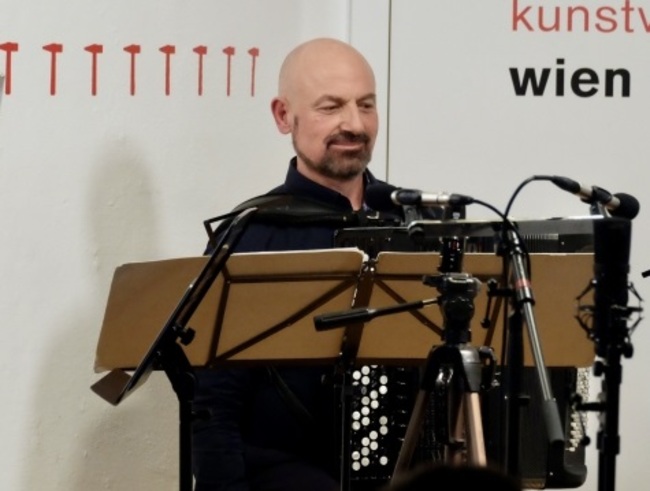 Акордеонистът Красимир Щерев: Важно е да съм си вкъщи - в България, всички други „станции“ са работни