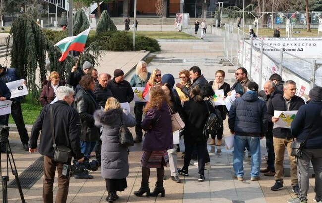 Жители на няколко села в община Средец се събраха на протест пред Съдебната палата в Бургас срещу изграждането на фотоволтаичен парк