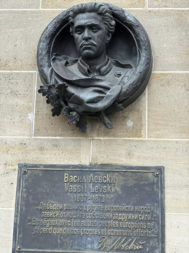 Паметта на Васил Левски ще бъде почетена пред барелефа му в Париж на 19 февруари 