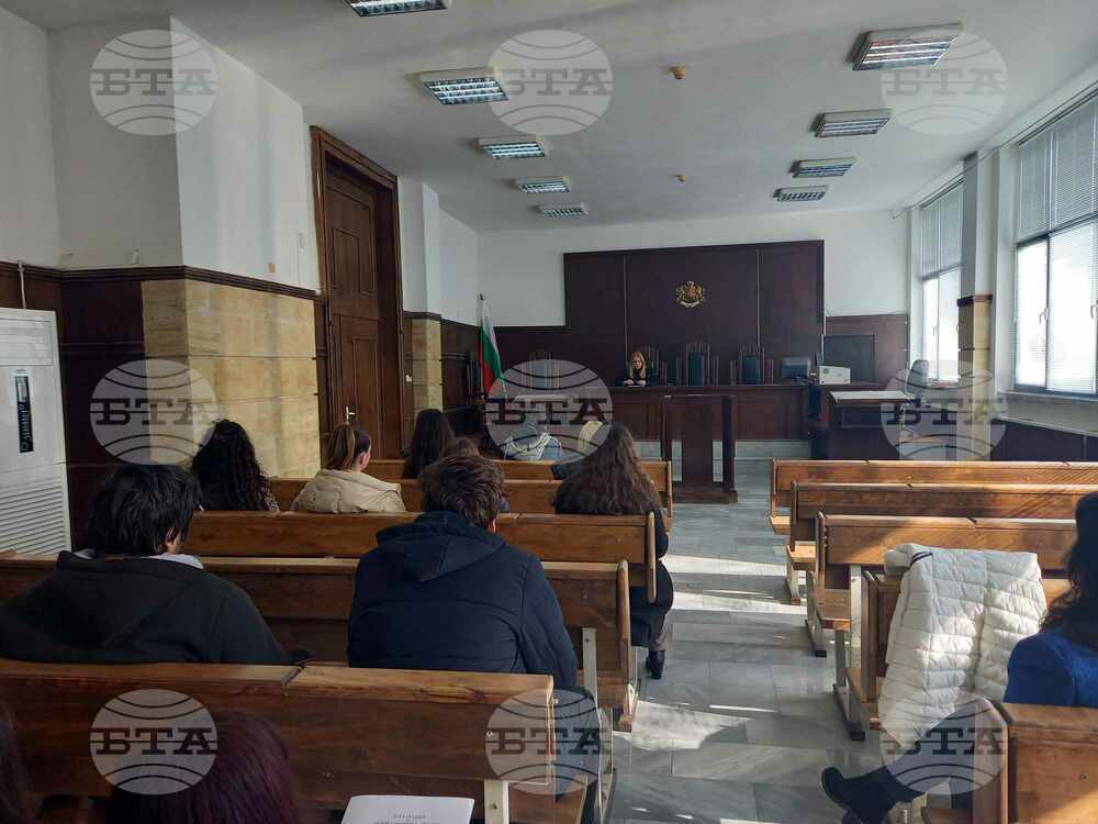 Окръжен съд - Добрич: Ученици от СУ „Любен Каравелов“ разговаряха със съдия от Окръжния съд в Добрич