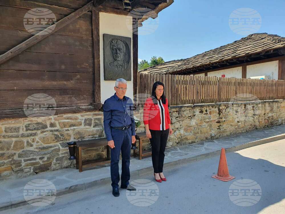 В Трявна положиха цветя и почетоха 185-ата годишнина от рождението на Васил Левски
