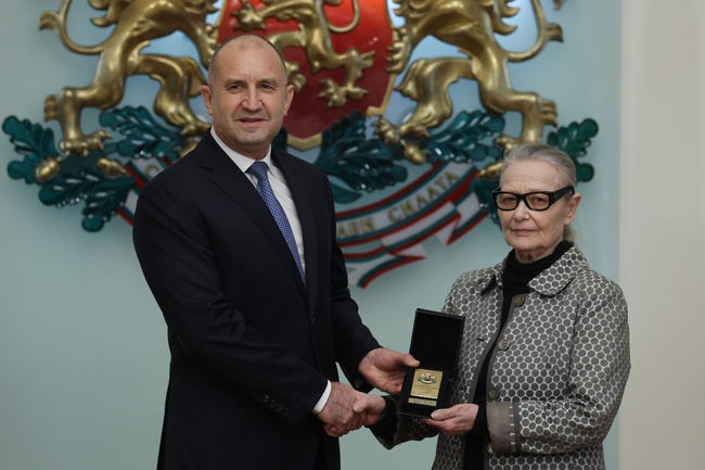 Държавният глава Румен Радев удостои с Почетния знак на президента актрисата Цветана Манева